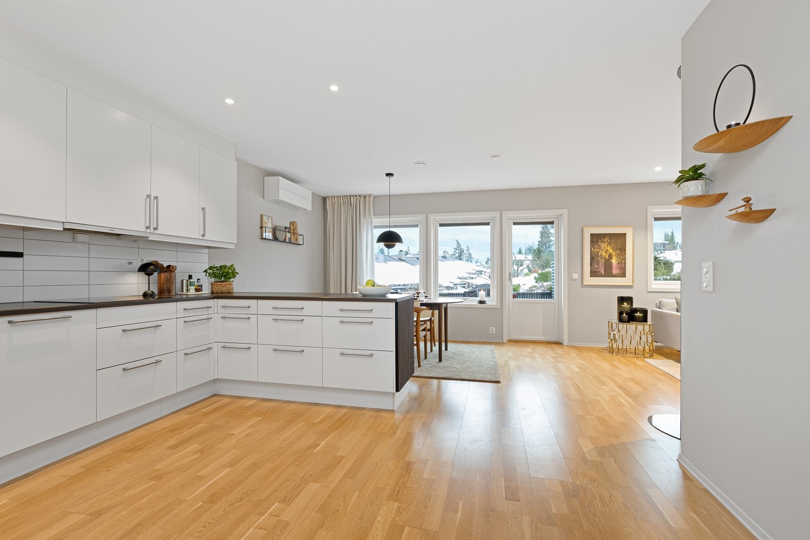 Effektiv oppvarming og kjøling med varmepumpe, plassert i stue/kjøkken-sonen. Galleribilde