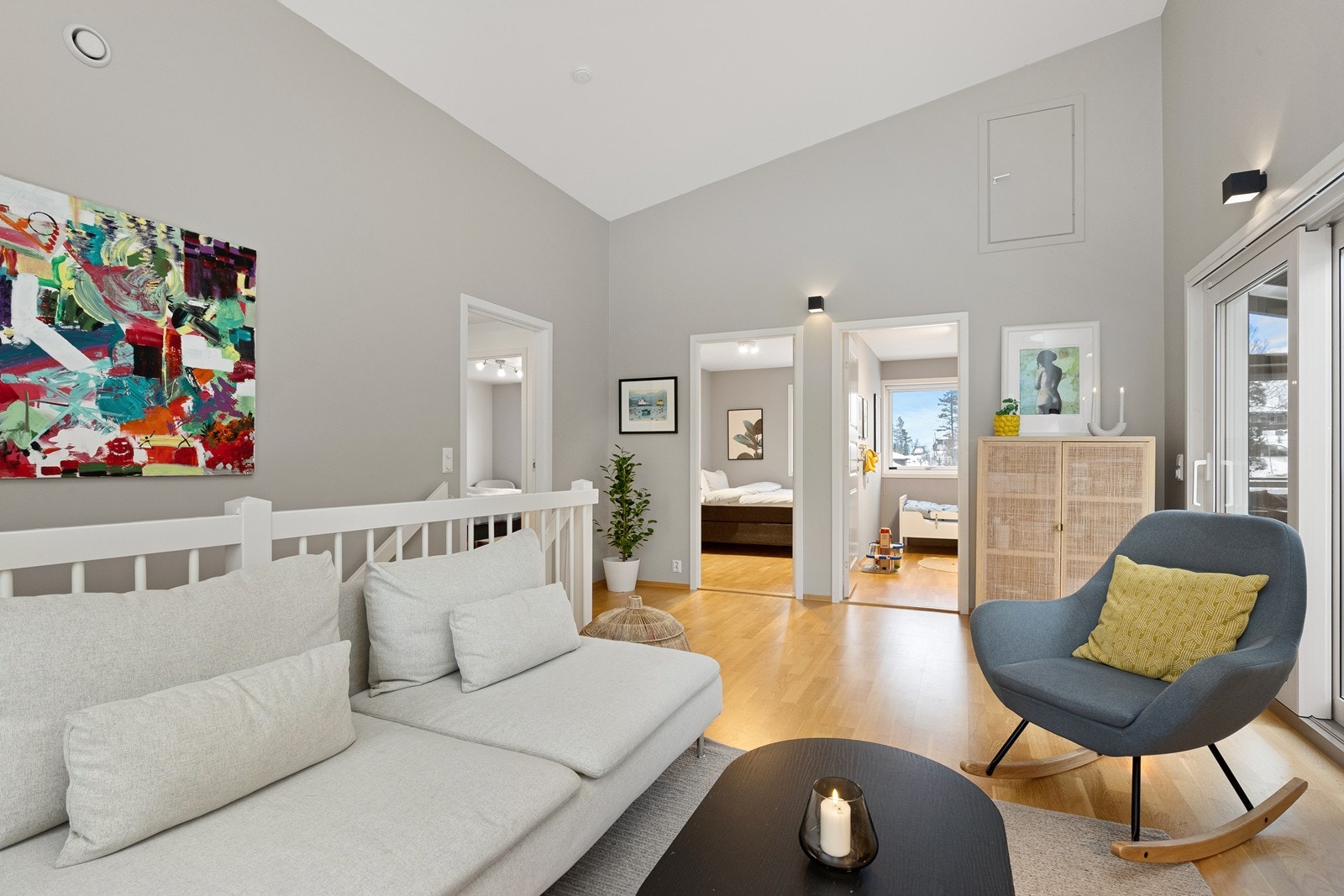 Herfra er det tilgang til soverommene og utgang til den innglassede vinterhagen. Galleribilde