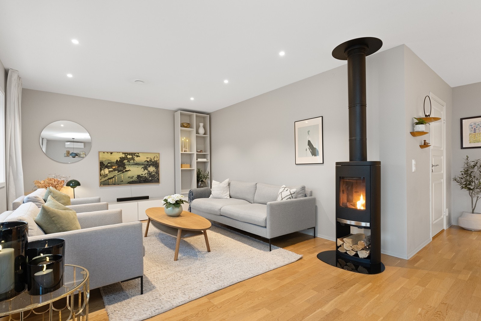 Den lyse stuen i første etasje har en peisovn som gir en lun atmosfære. Galleribilde