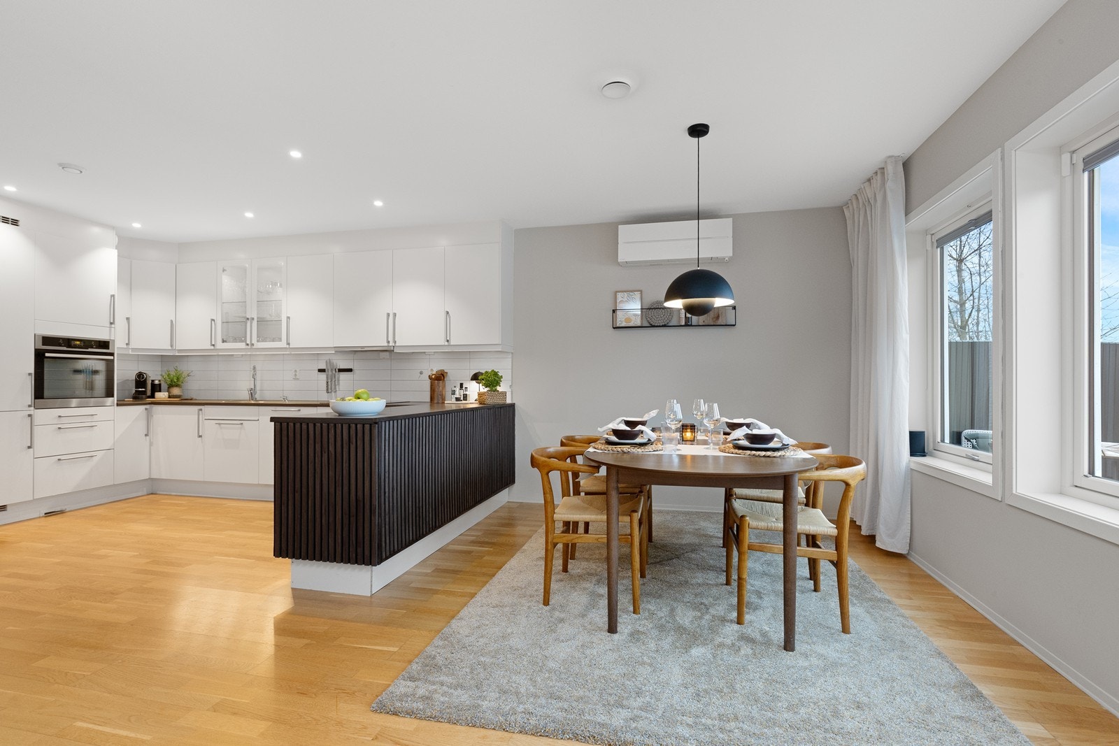 Gjennomgående moderne kvaliteter og smarte løsninger preger boligen. Galleribilde