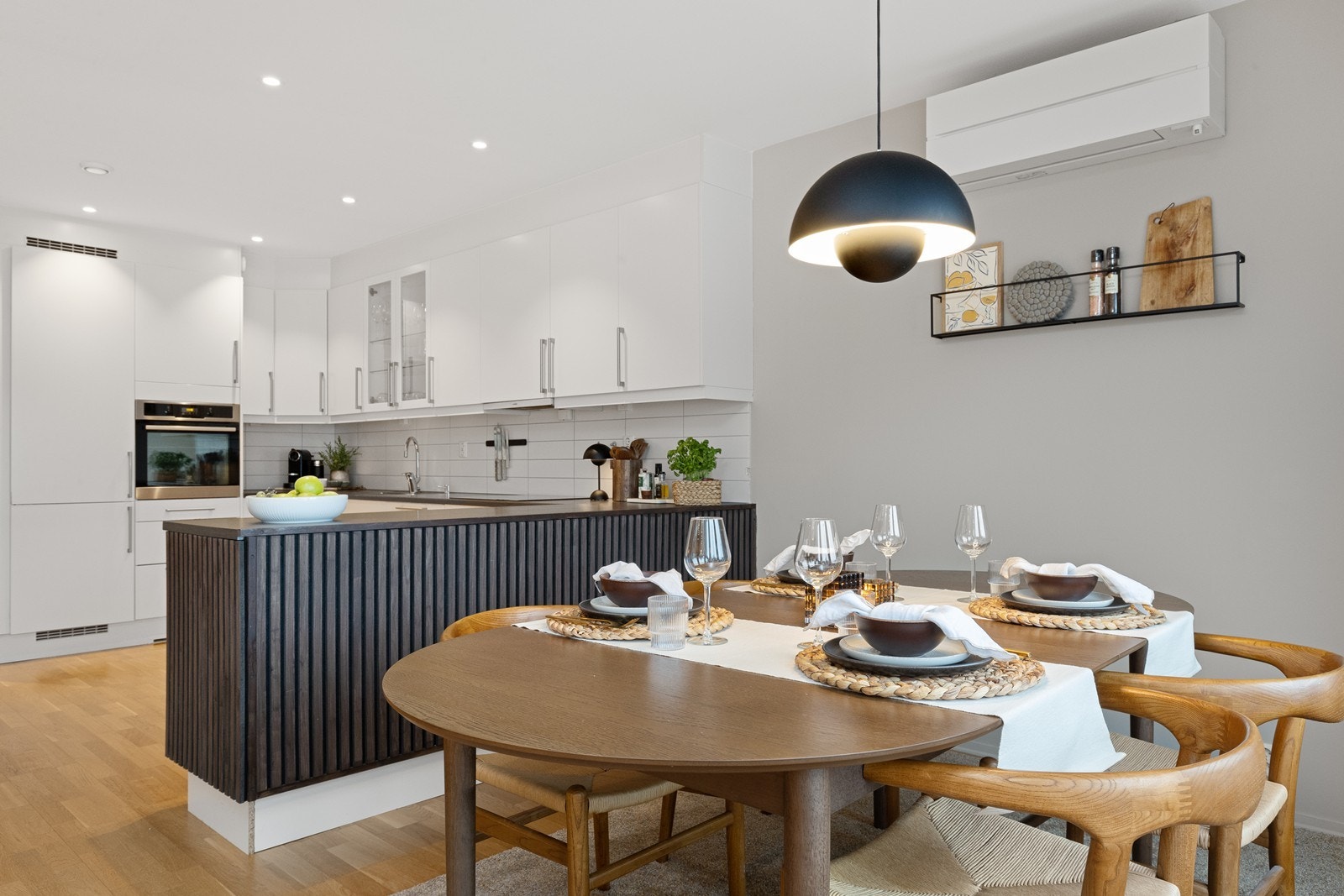 Kjøkkenøy med barløsning og en naturlig spiseplass i tilknytning til kjøkkenet. Galleribilde