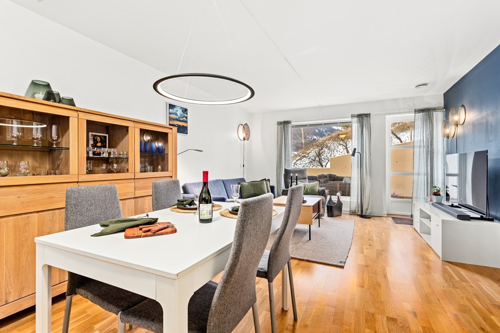 I enden av stove leiar glasdør ut til overbygd balkong. Galleribilde