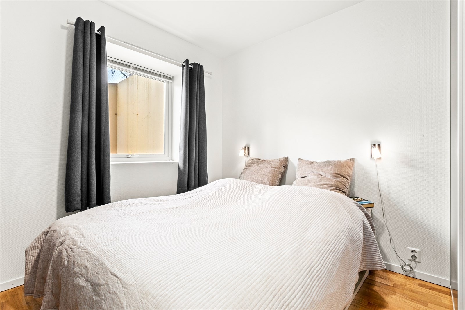 Hovedsoverommet har plass til ei dobbelseng og er innreia med romsleg skyvedørsgarderobe. Galleribilde