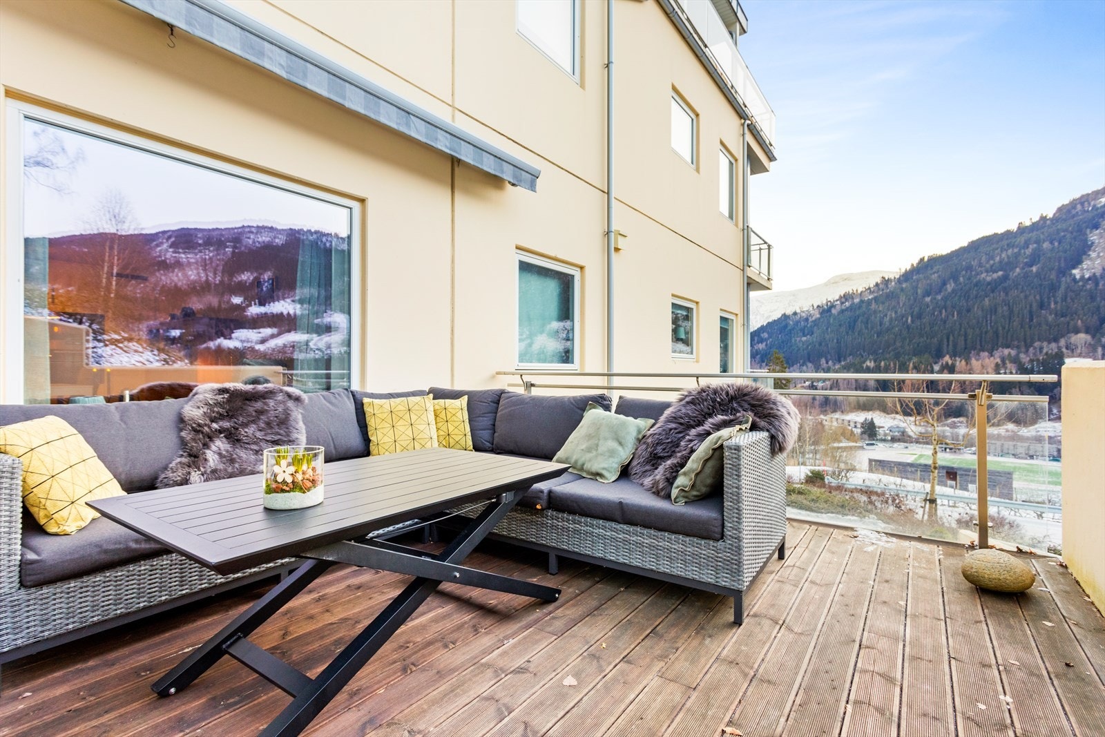 Her ute sit en lunt og fint mens ein nyt utsynet mot bygdi, og fjella i kring. Galleribilde