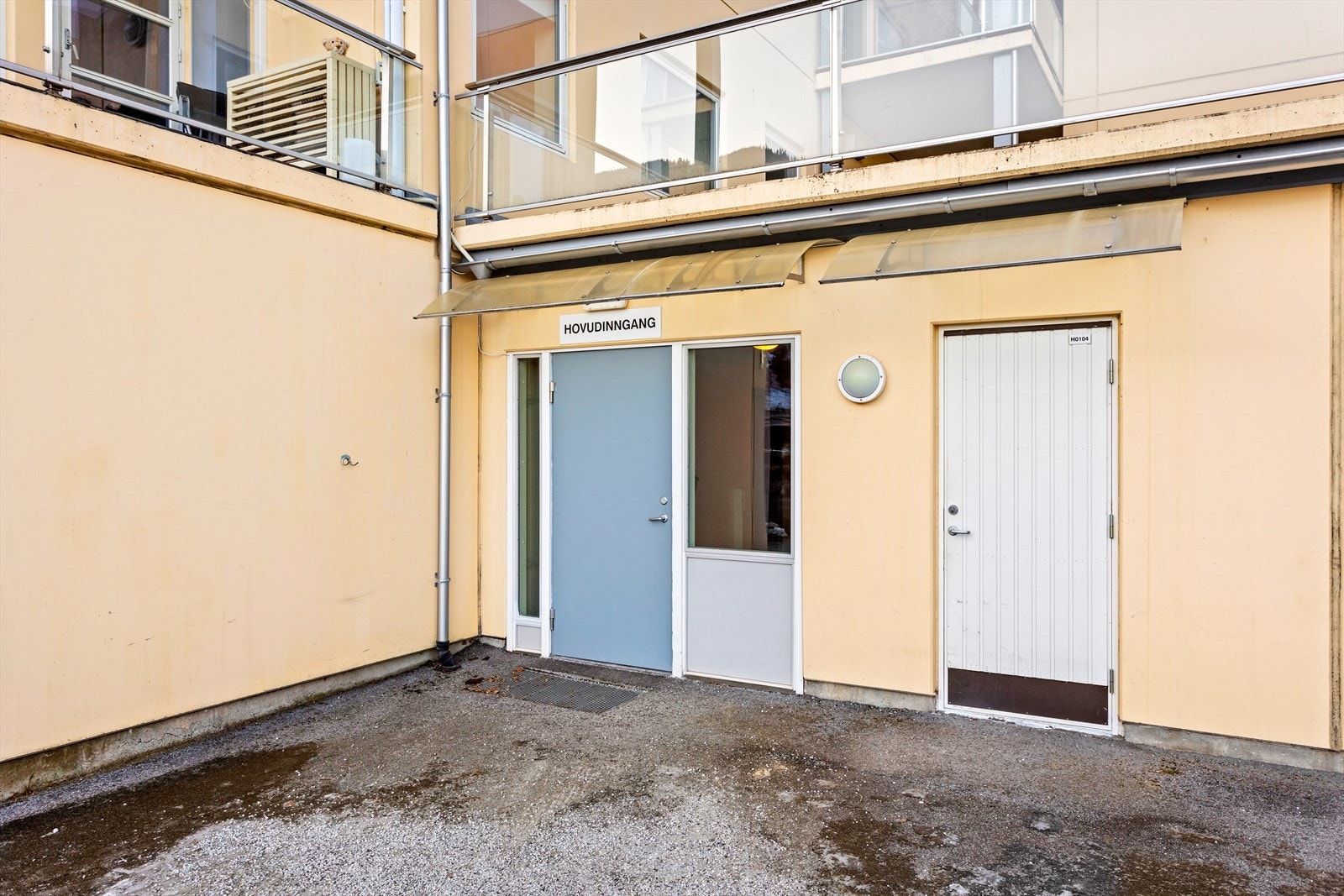 Felles hovedinngang. Boda til høgre tilhøyrer leilegheita Galleribilde