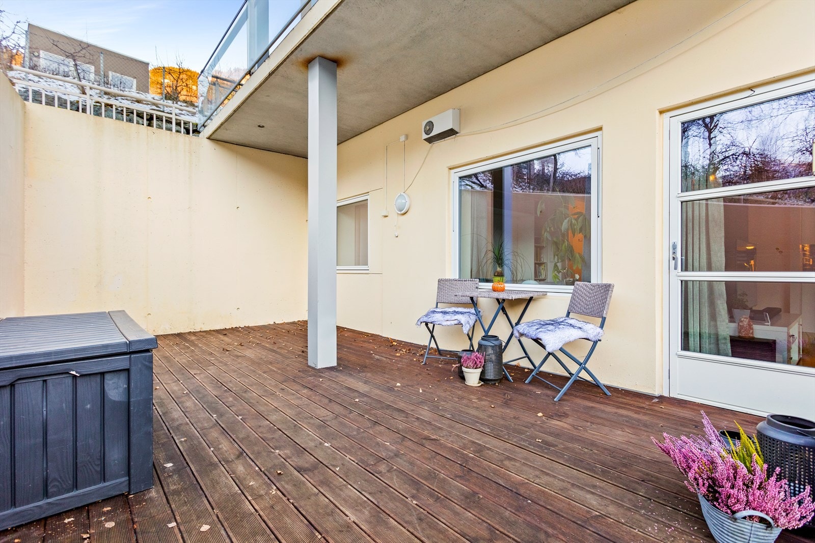 Terrassen er på ca 36 kvm og her har ein god plass til å ta imot gjester Galleribilde