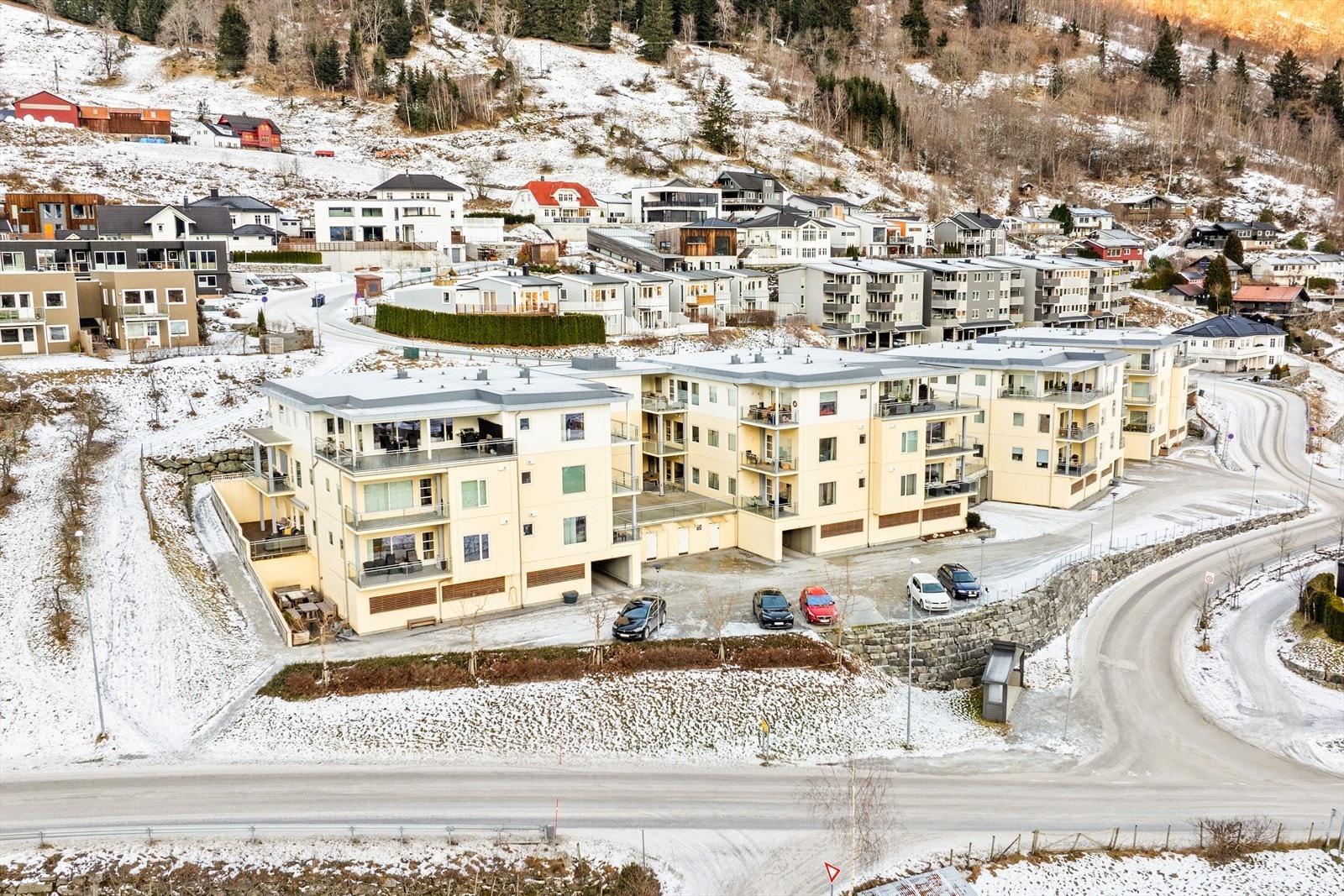 Her bur du i eit roleg og lite trafikkert område, samstundes som du har kort veg til det meste og leikeplass i nærleiken. Galleribilde
