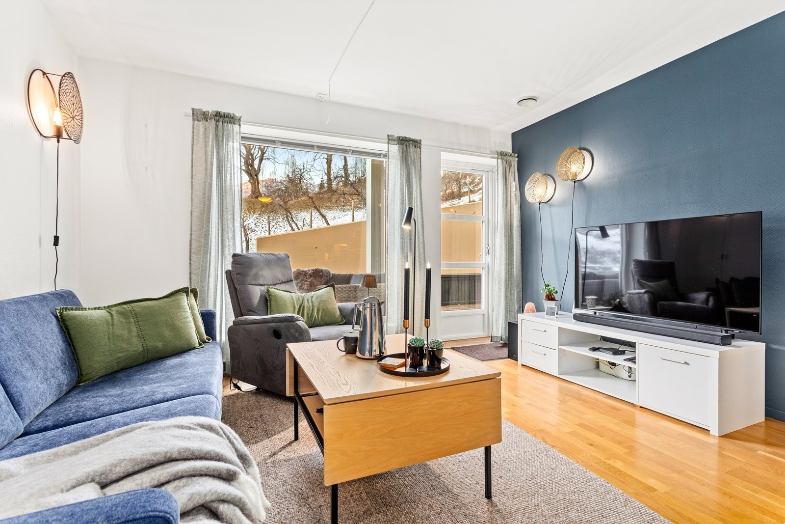 Her er også store vindaugsflater som gjev opphaldsrommet gode lysforhald. Galleribilde