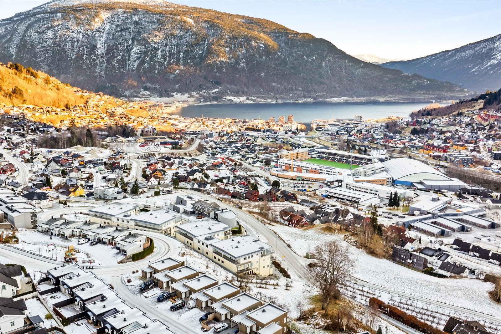 Eigedomen ligg med gåavstand til Fosshaugane Campus der du har bl.a. høgskule og vidaregåande skule, treningssenter, klatresenter og storhall. Galleribilde