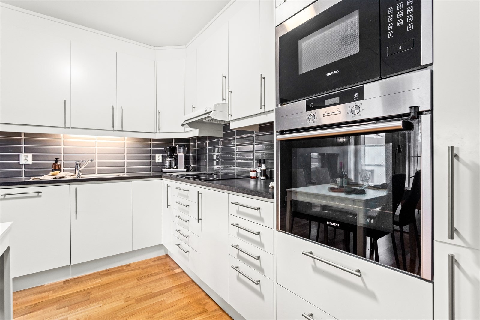 Kvitevarer består av komfyr, oppvaskmaskin, kombinert frys- og kjøleskåp. Galleribilde