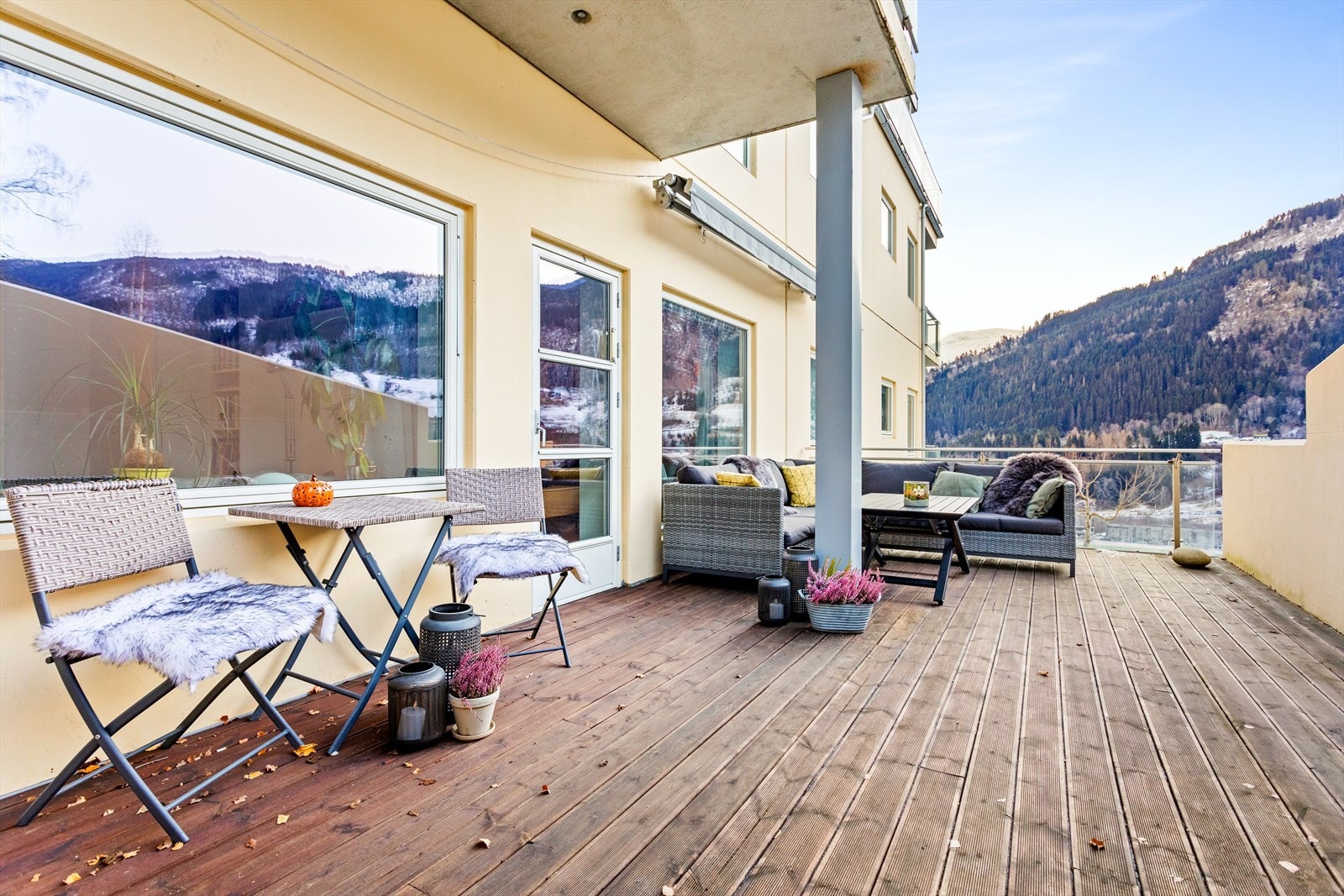 Balkongen er av god storleik og kan lett innreiast i fleire sittesoner. Galleribilde