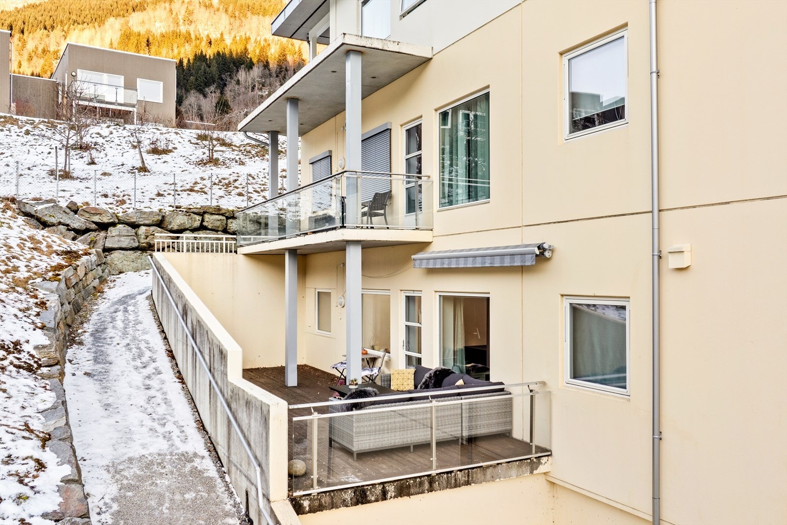 Balkongen er delvis overbygd og har montert markise ved sittegruppe. Galleribilde