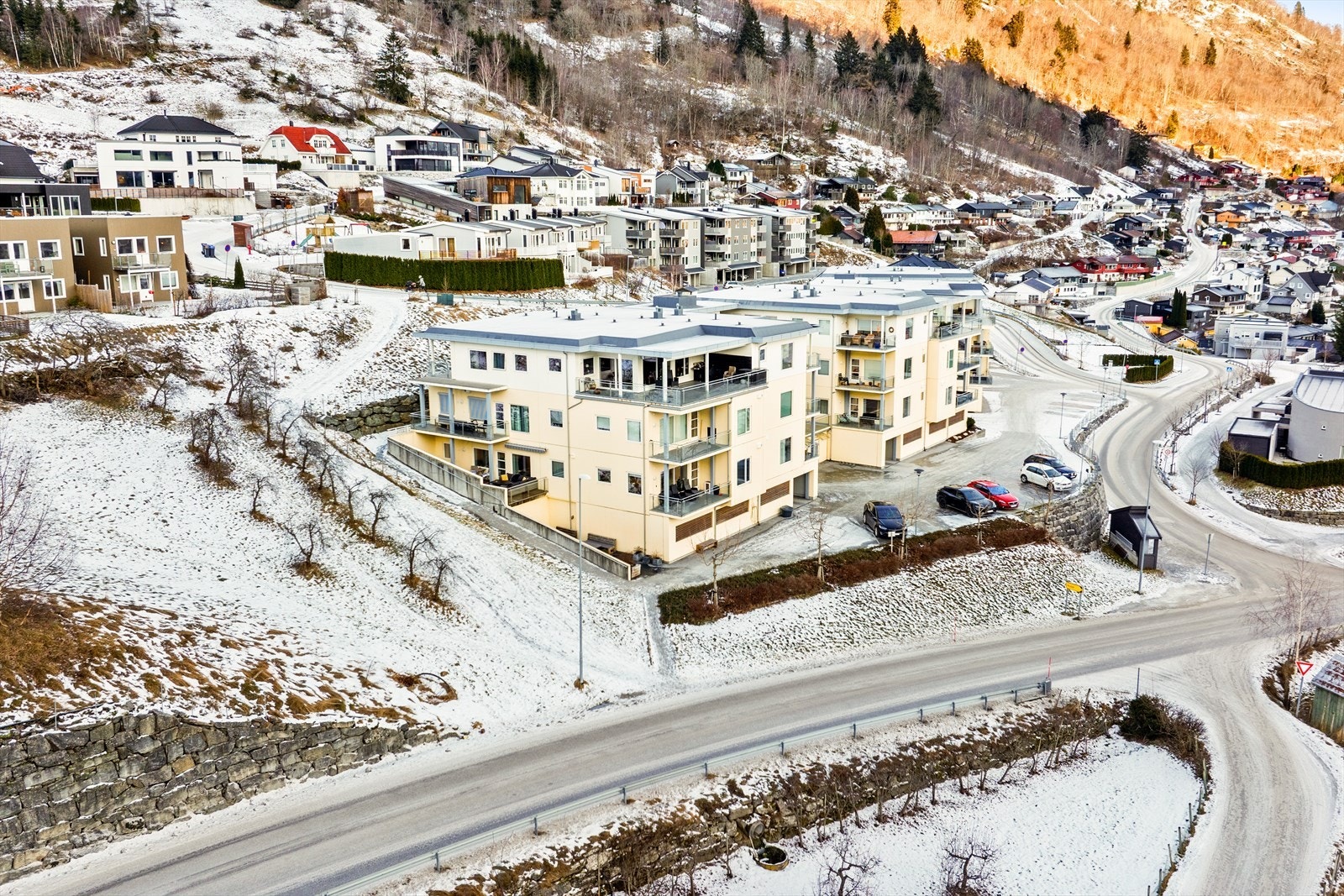Sameige har oppstillingsplassar og gjesteparkering på tomten. Galleribilde