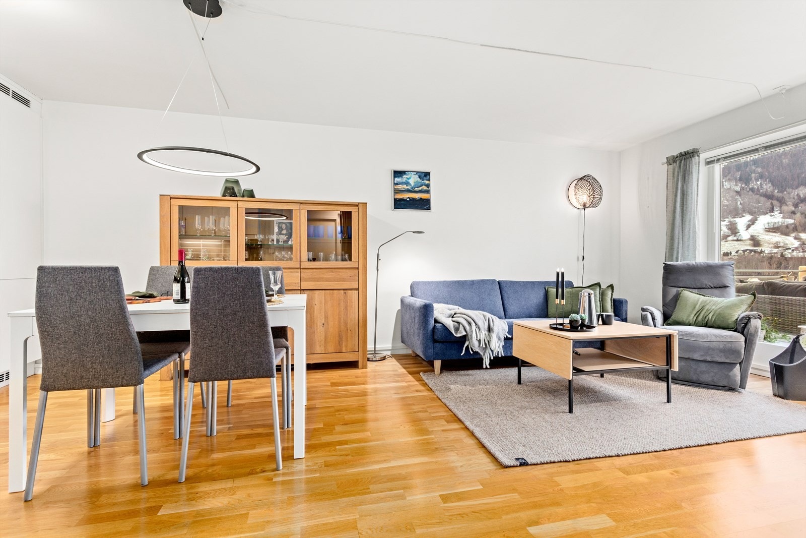 Stove og kjøkken kjem i ei opa løysing og har plass til ei sittegruppe samt eit kjøkkenbord. Galleribilde