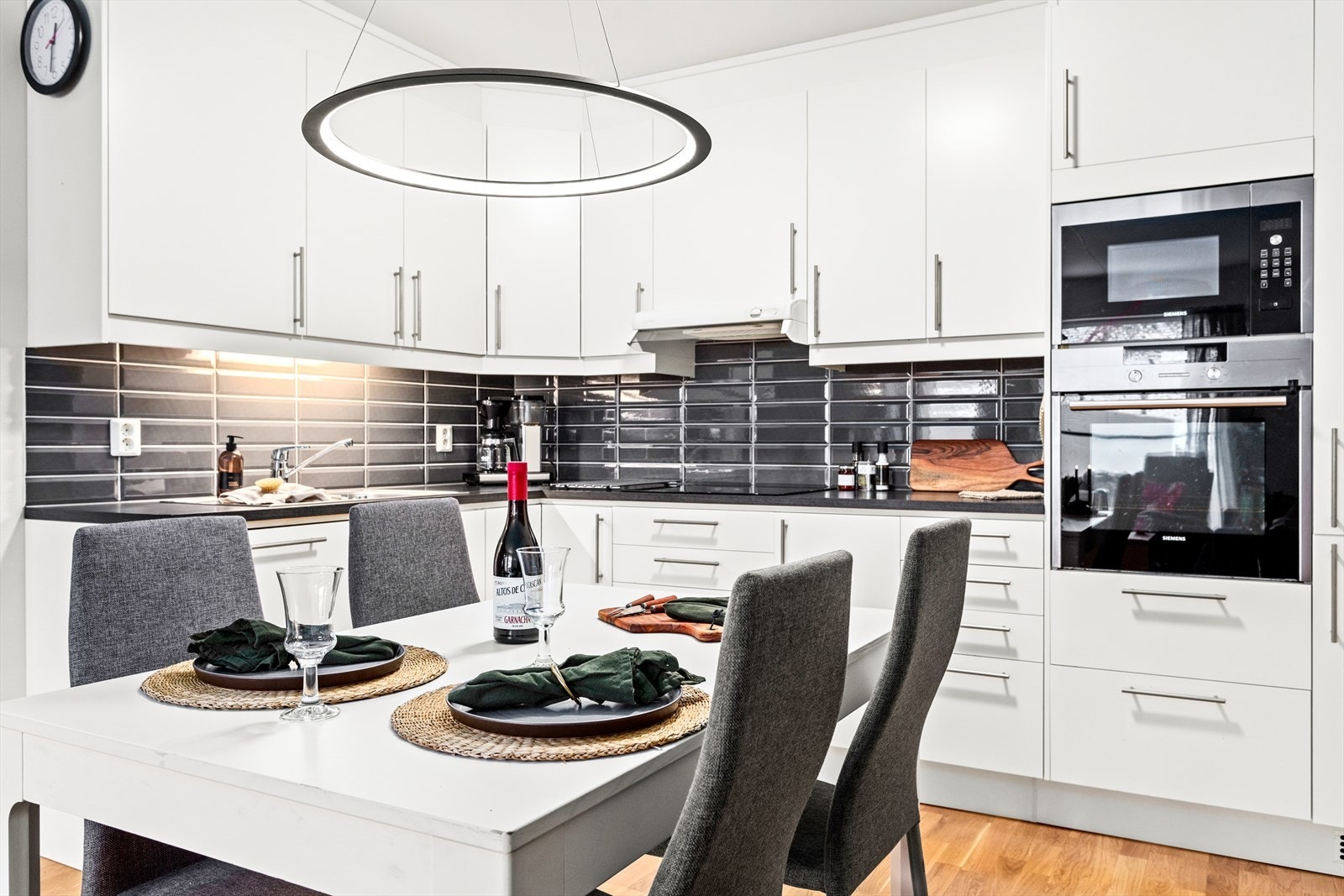 Kjøkkenet har innreiing med glatte frontar og benkeflate av laminat. Galleribilde