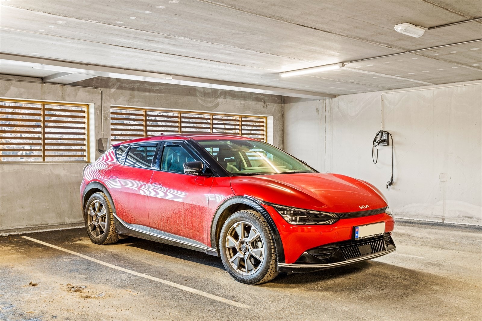 Det er fast parkeringsplass m/ladestasjon for el-bi samt sportsbod i felles garasjeanlegg. Galleribilde