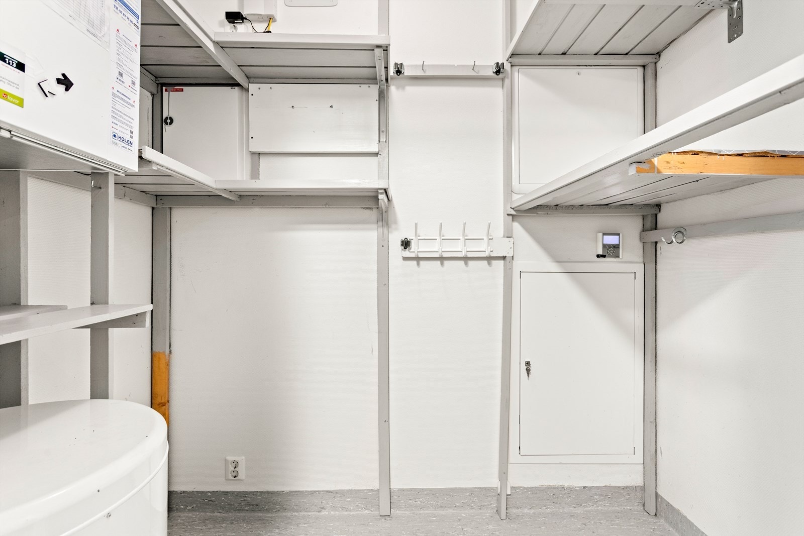 I teknisk rom med er det opplegg for vaskemaskin og montert praktiske hyller til oppbevaring. Galleribilde