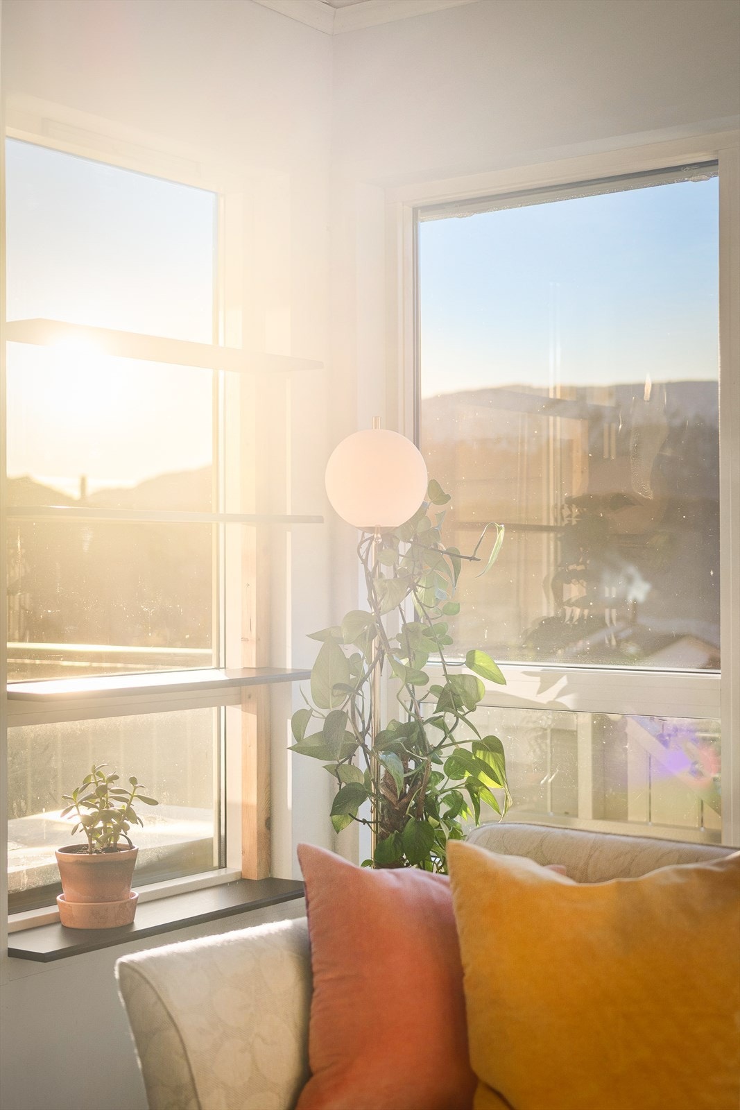 Store vindusflater som slipper inn rikelig med naturlig lys. Galleribilde