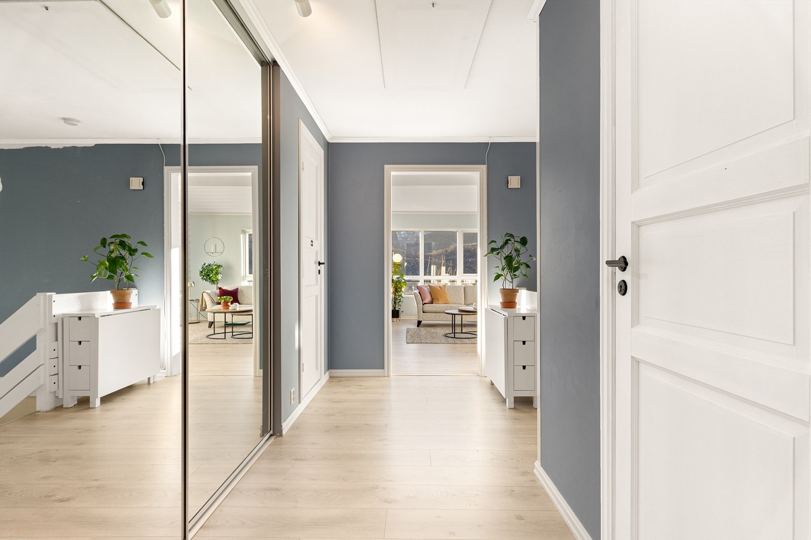 Gang med innebygd skyvegarderobe med speilfronter. Galleribilde