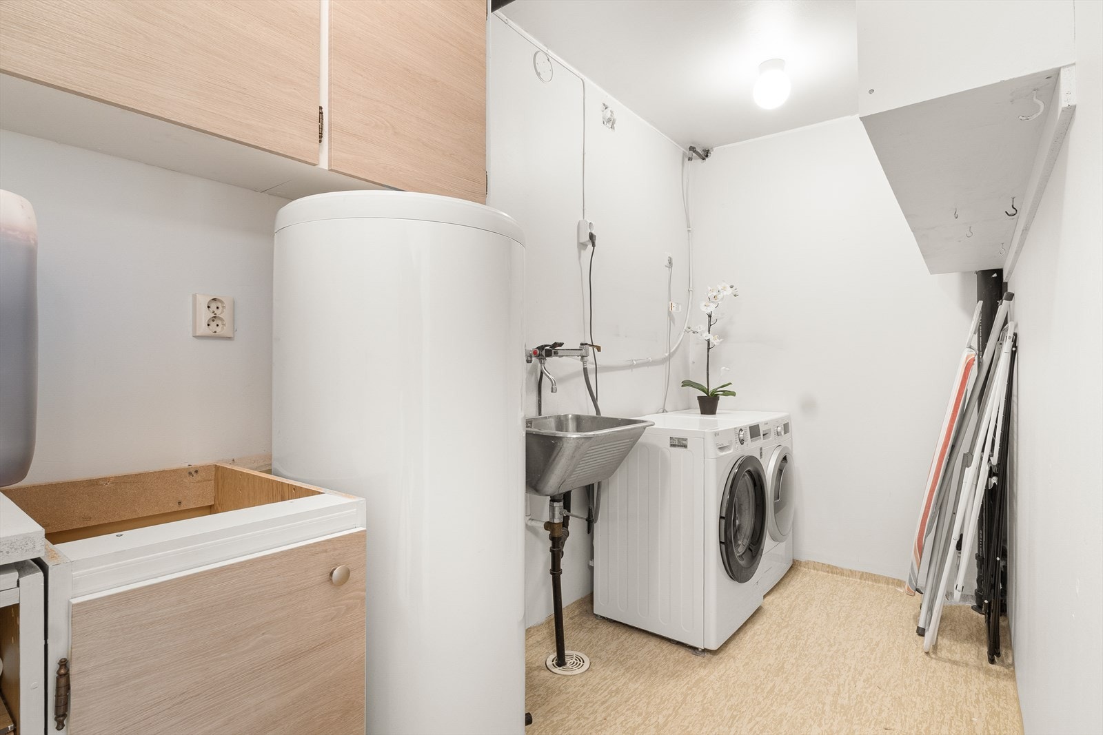 Vaskerom med stålkum, varmtvannsbereder, møblement og opplegg for vaskemaskin. Galleribilde