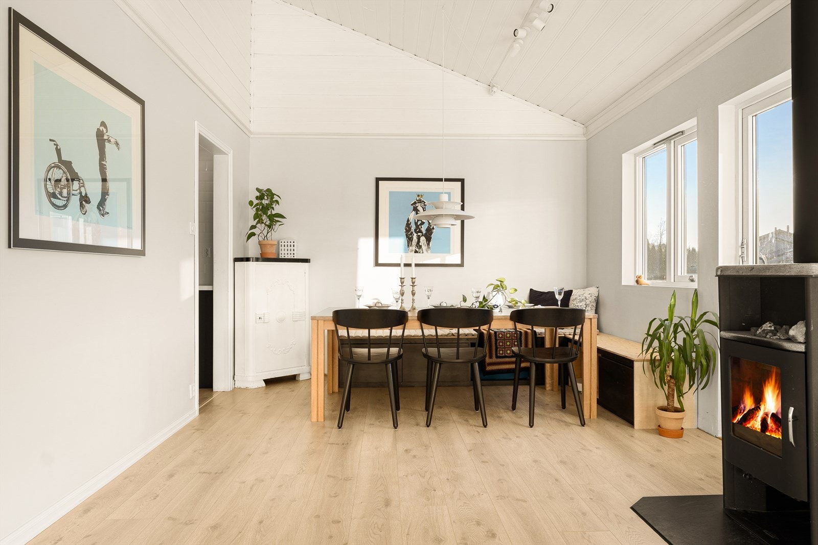 Spiseplass i tilknytning til stuen med åpen dør mot kjøkkenet. Galleribilde