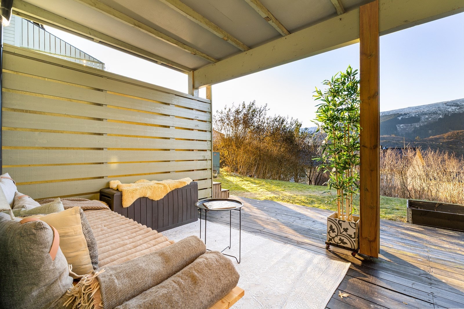 Praktisk overbygd uteplass med god skjerming og plass til sittegruppe. Galleribilde