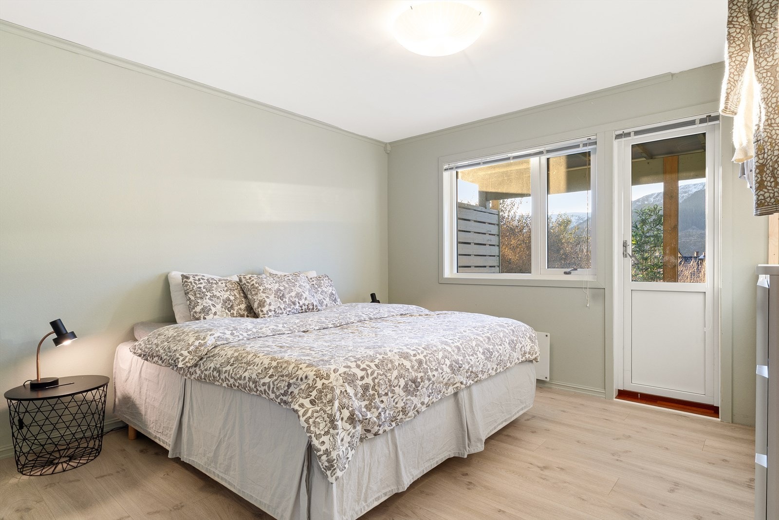 Hovedsoverom med direkte utgang til en romslig treterrasse på 31m² og videre til hagen. Galleribilde