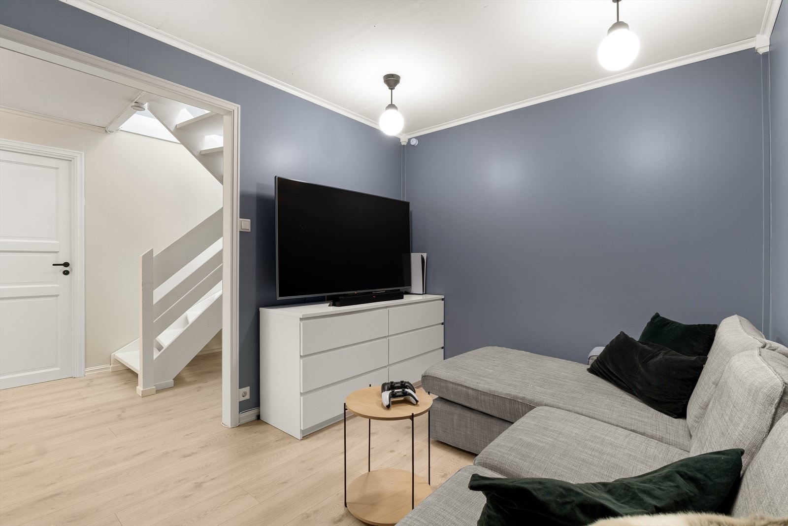 I underetasjen er det i dag innredet med en TVstue og kontor. Galleribilde