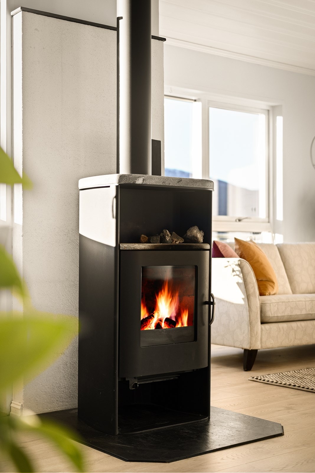 Vedovnen i stuen bidrar med ekstra varme og en lun atmosfære på kjøligere dager. Galleribilde