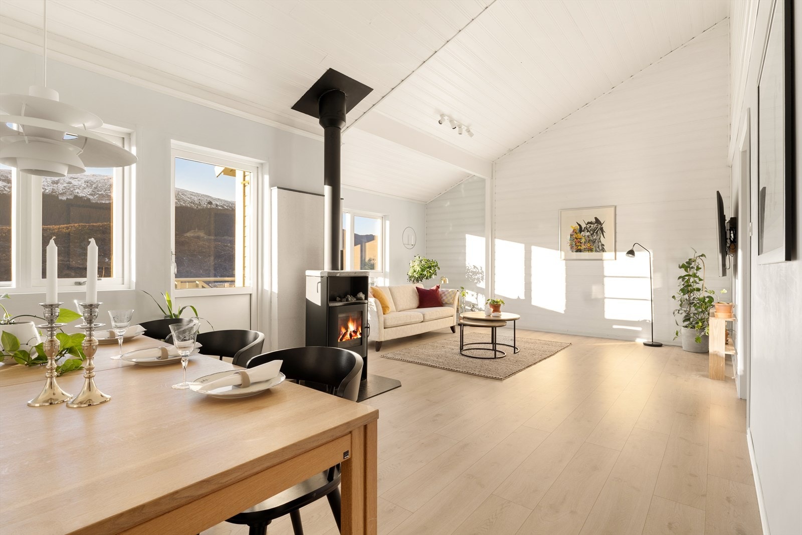 Stuen har god takhøyde som gir en luftig og behagelig romfølelse. Galleribilde