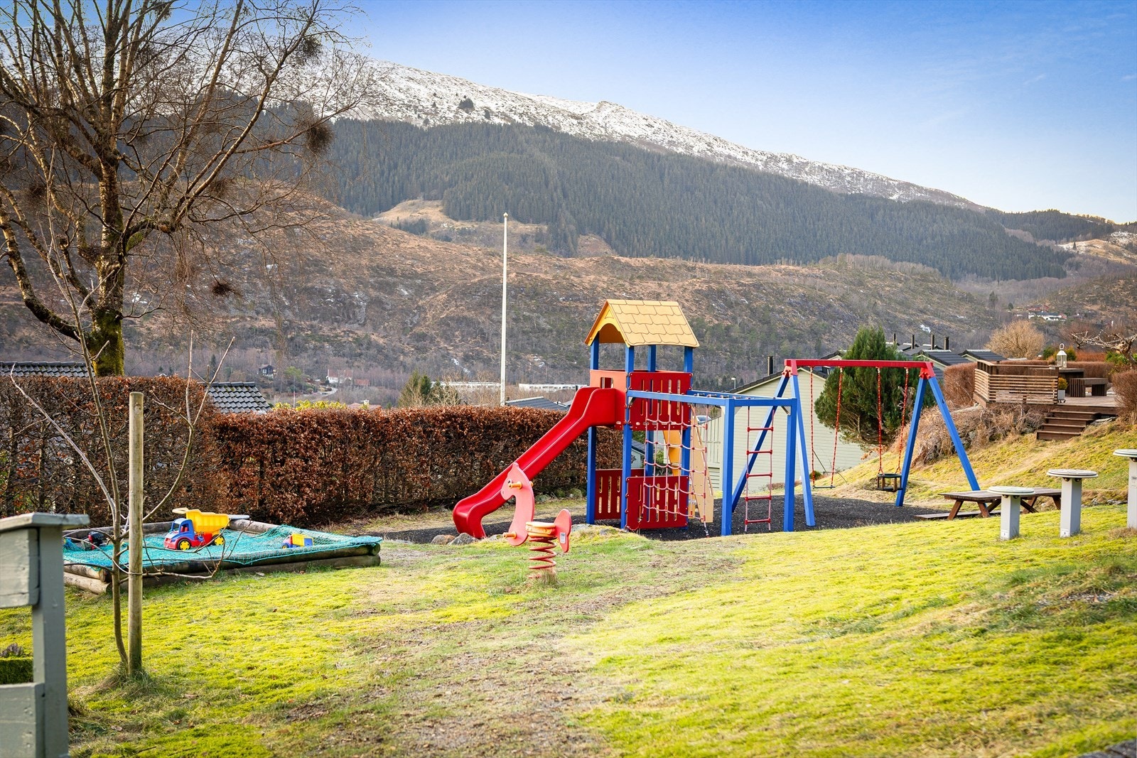 Barnevennlig område med lekeplass i nærheten. Galleribilde