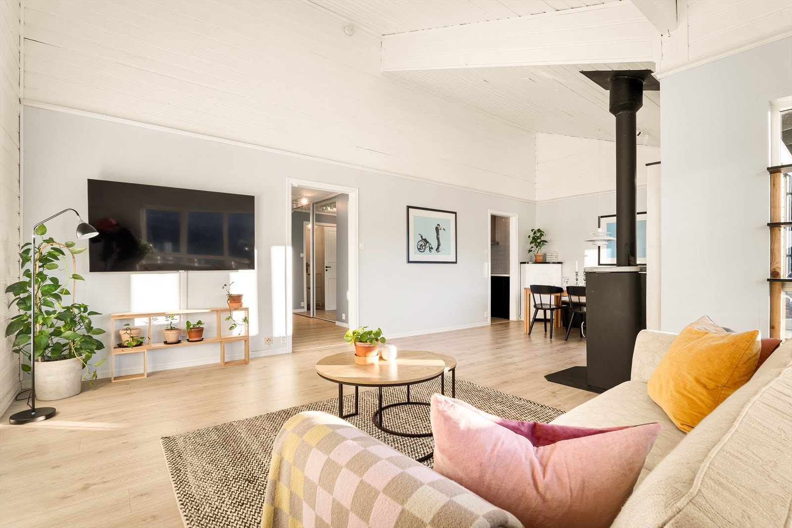 Her er det god plass til både sittegruppe og spisebord. Galleribilde