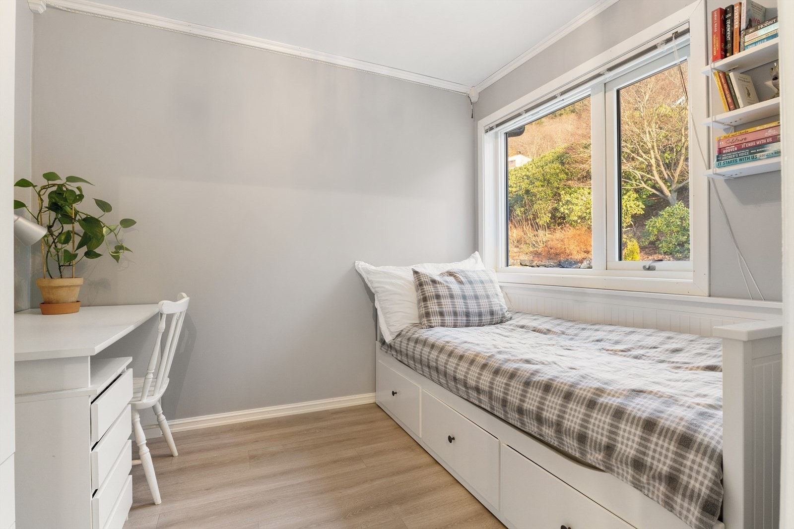 Praktisk soverom i hovedetasjen, egnet som barnerom, kontor eller gjesterom. Galleribilde