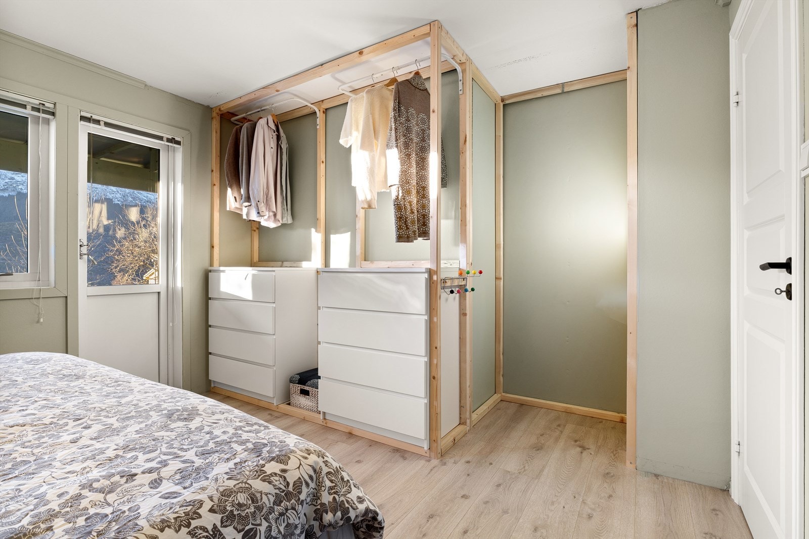 Hovedsoverommet har plassbygget garderobeløsning. Her er mulig å kle igjen og utvide med flere lagringsmuligheter. Galleribilde