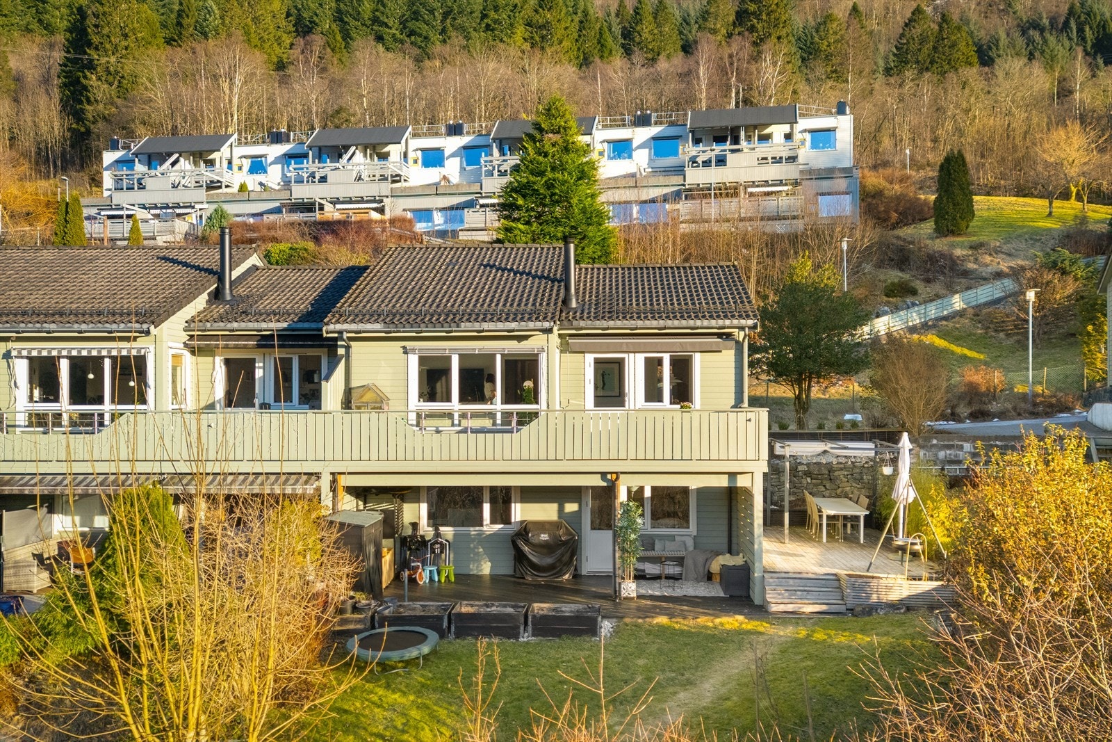 Endeplassering med flere uteplasser rundt huset, ideelt for barnefamilier. Galleribilde