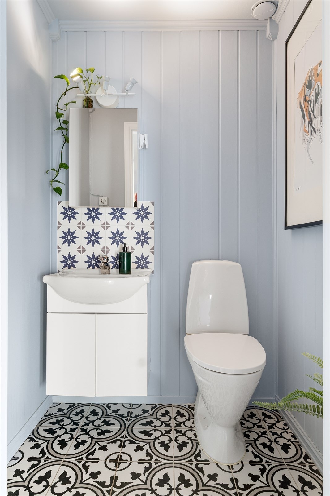 Toalettrom i hovedetasjen, praktisk plassert like ved stue og kjøkken. Galleribilde