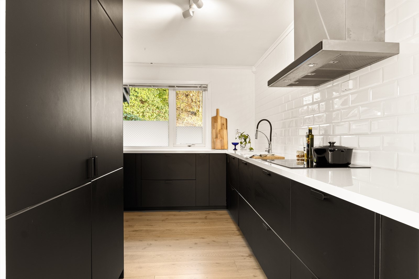 Kjøkkenet har god arbeidsplass og er godt utstyrt med integrert stekeovn, platetopp og oppvaskmaskin, samt kjøleskap og fryseskap. Galleribilde