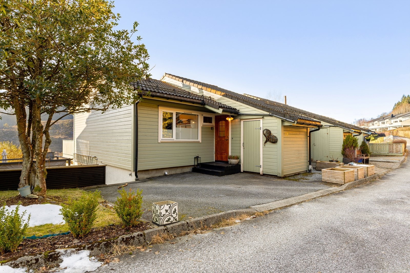 Ved inngangsparti er det en lomme hvor en kan stille bilen ved av- og påstigning eller etter en større handletur. Galleribilde