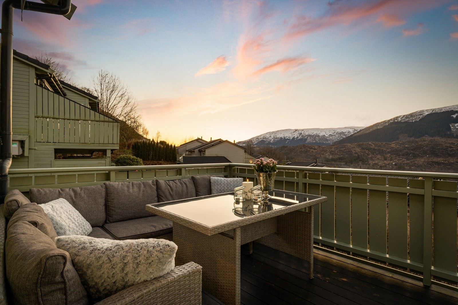 Nydelig utsikt over nærområdet og de omkringliggende fjellene. Galleribilde