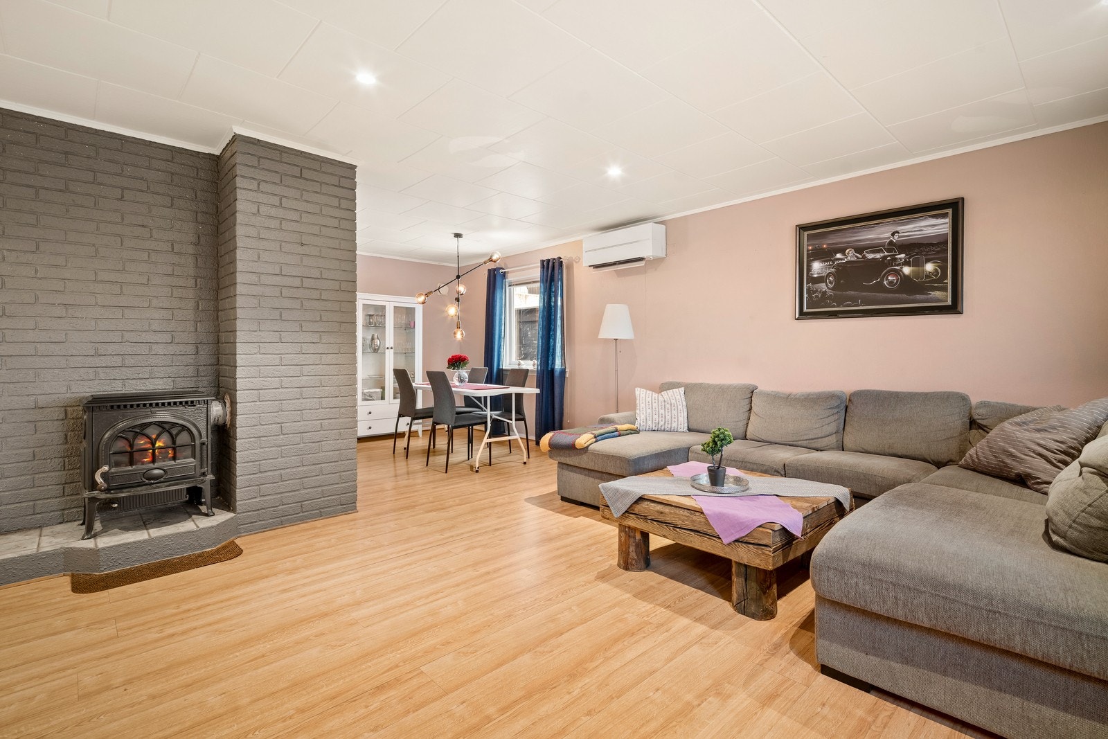 En peisovn i hovedetasjen bidrar med ekstra varme og lun stemning på kalde dager, og det er installert varmepumpe. Galleribilde