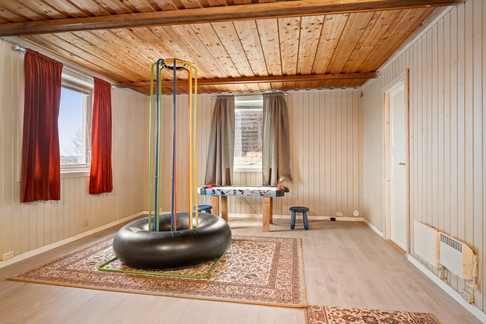 Kjellerstuen er et ekstra oppholdsrom til lek, vennebesøk og avslapning. Det er plass til både kontorkrok og sofagruppe. Galleribilde