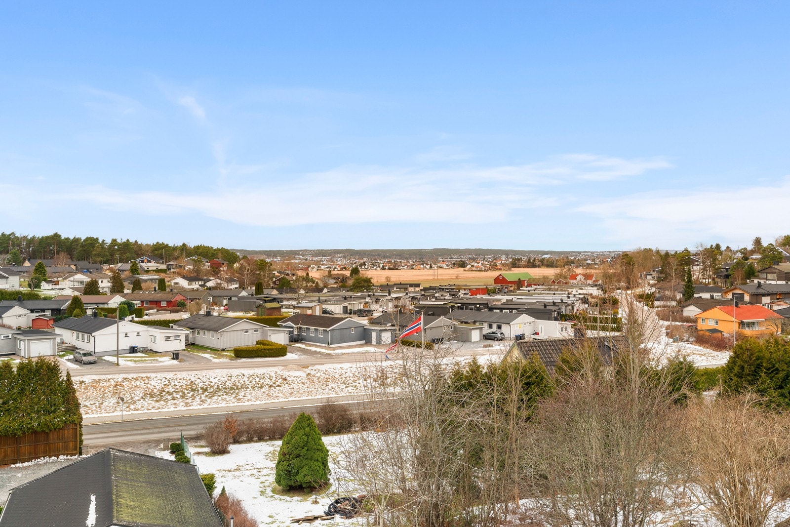Boligen har flott og vidstrakt utsikt over nærområdet, samt gode solforhold. Galleribilde