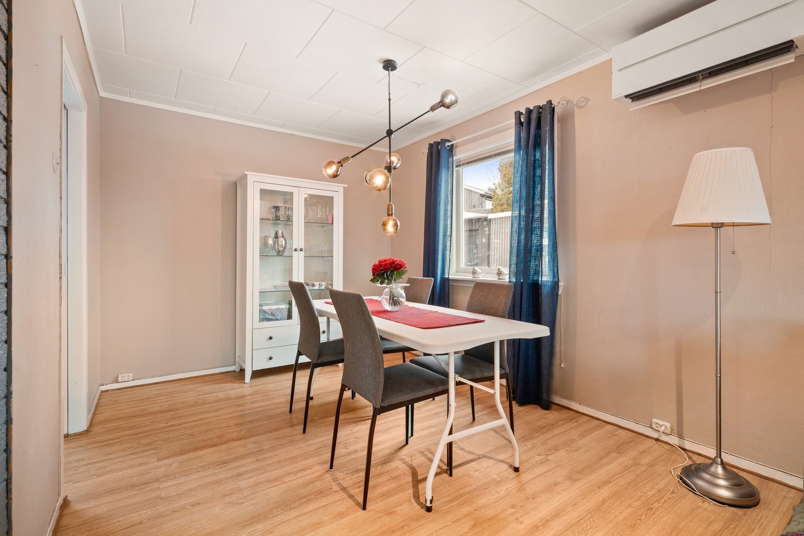 Stuen har både peis og varmepumpe. Galleribilde