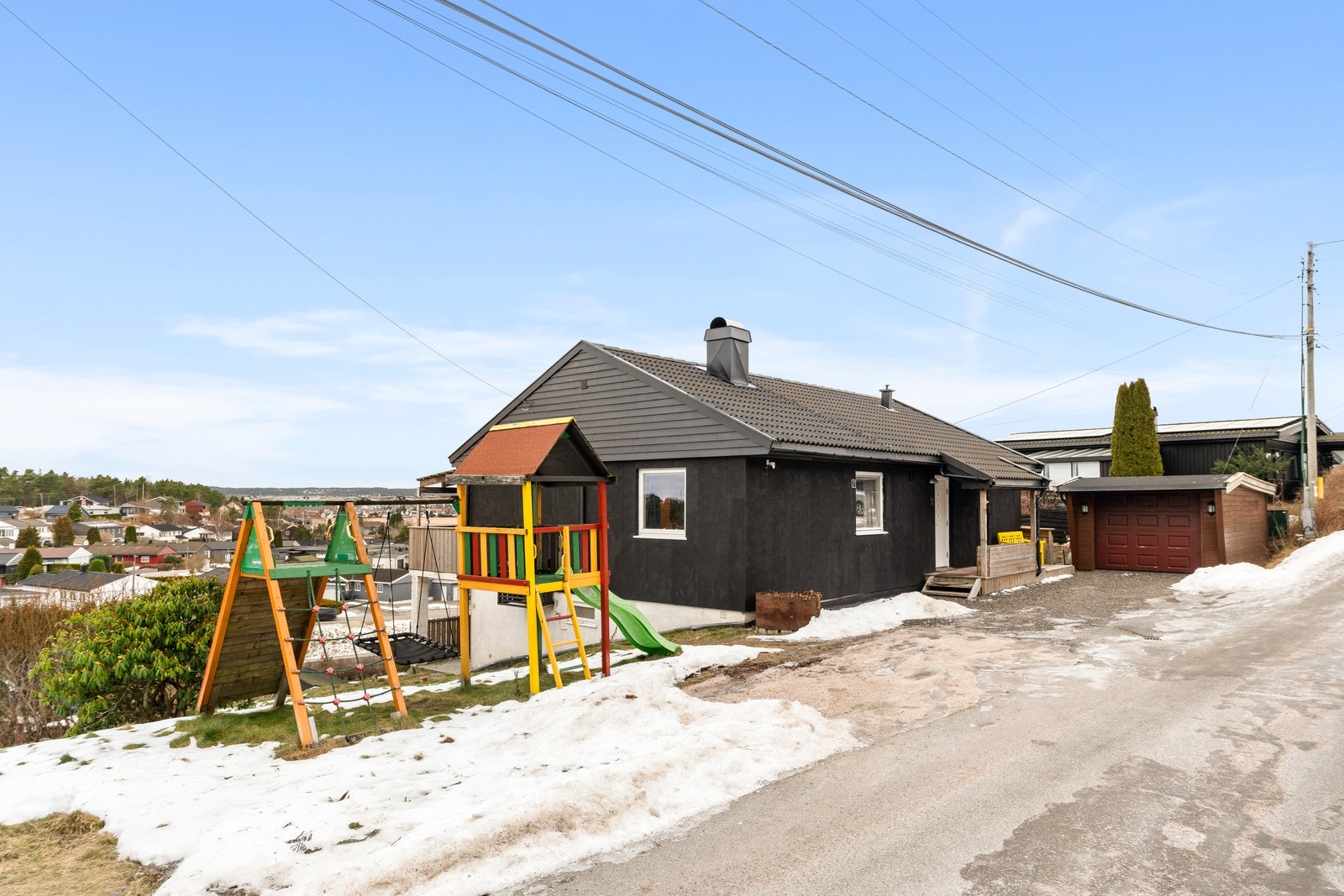 Eiendommen har garasje samt ekstra plasser på gårdsplassen. Galleribilde