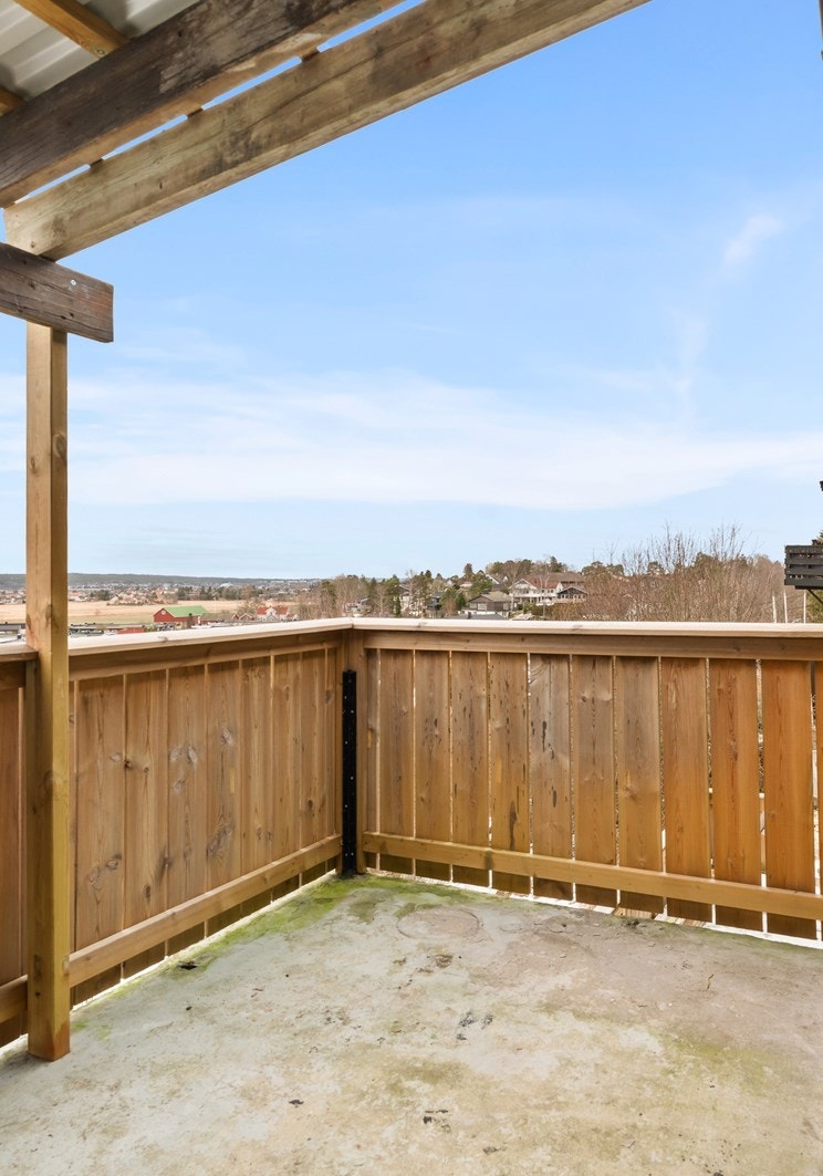 Fra stuen har du utgang til en delvis overbygd balkong. Galleribilde