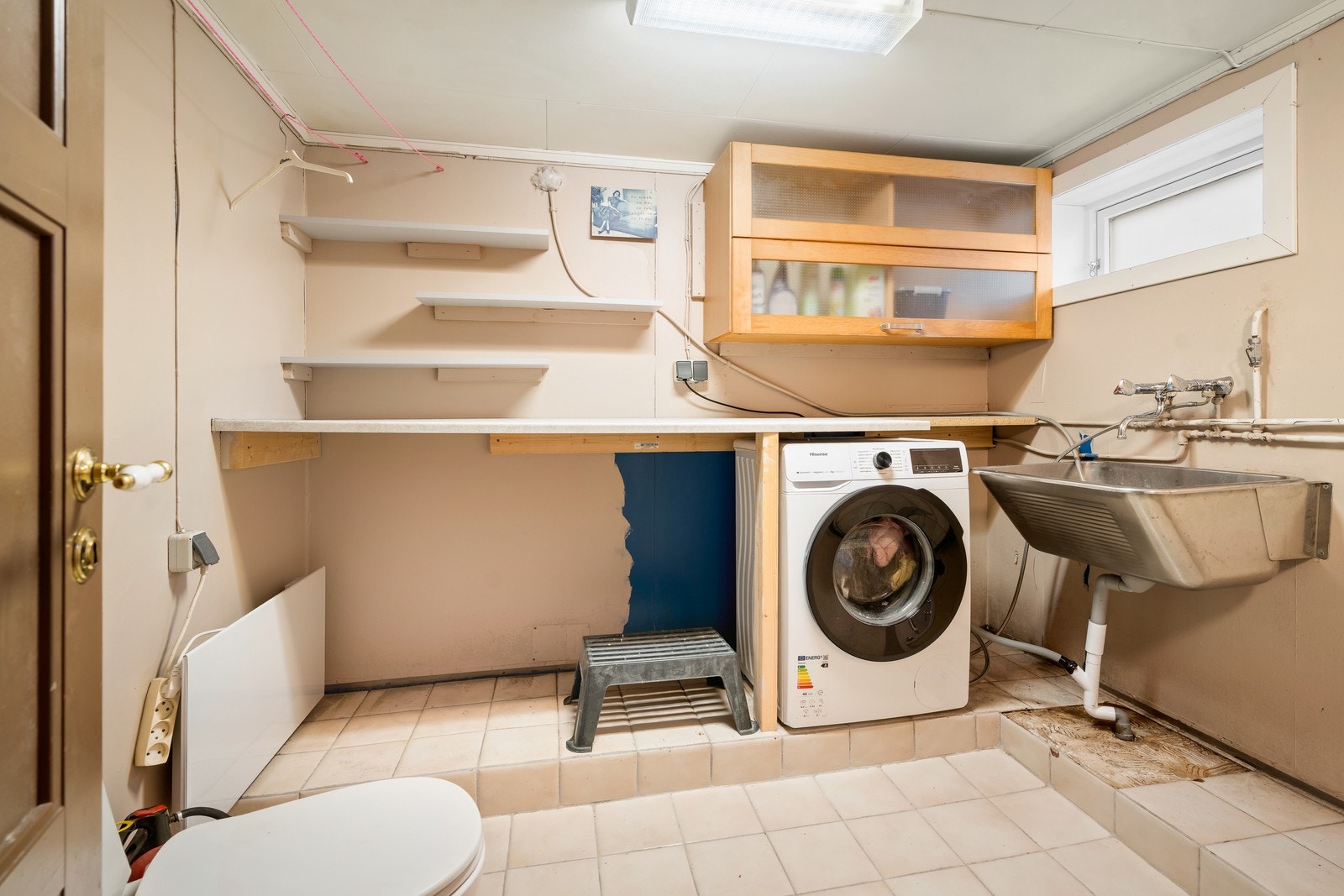 I kjelleren er det et kombinert bad og vaskerom. Galleribilde