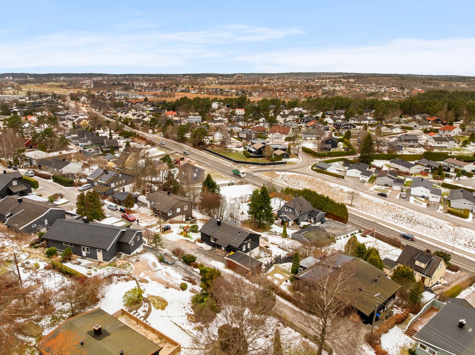Til Fredrikstad sentrum er avstanden ca. 4,5 km og til Gamlebyen / Kongstenhallen er det ca. 4 km. Galleribilde