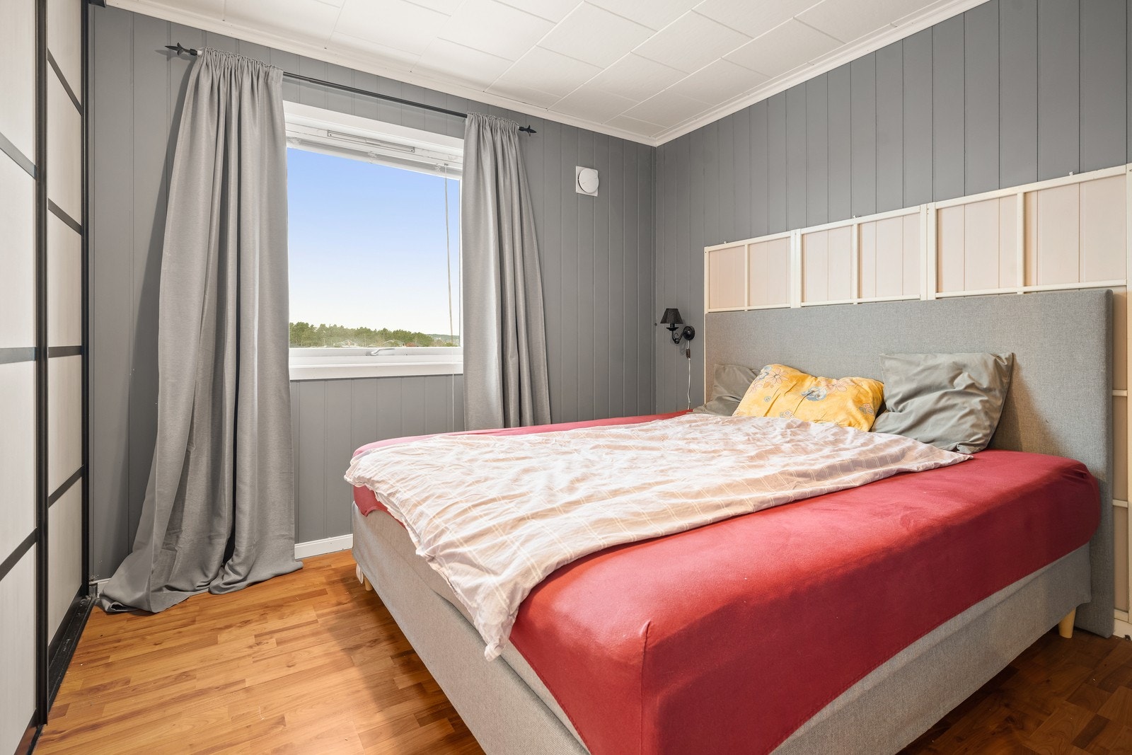 Boligen inneholder totalt tre soverom, alle ligger i denne etasjen. Galleribilde