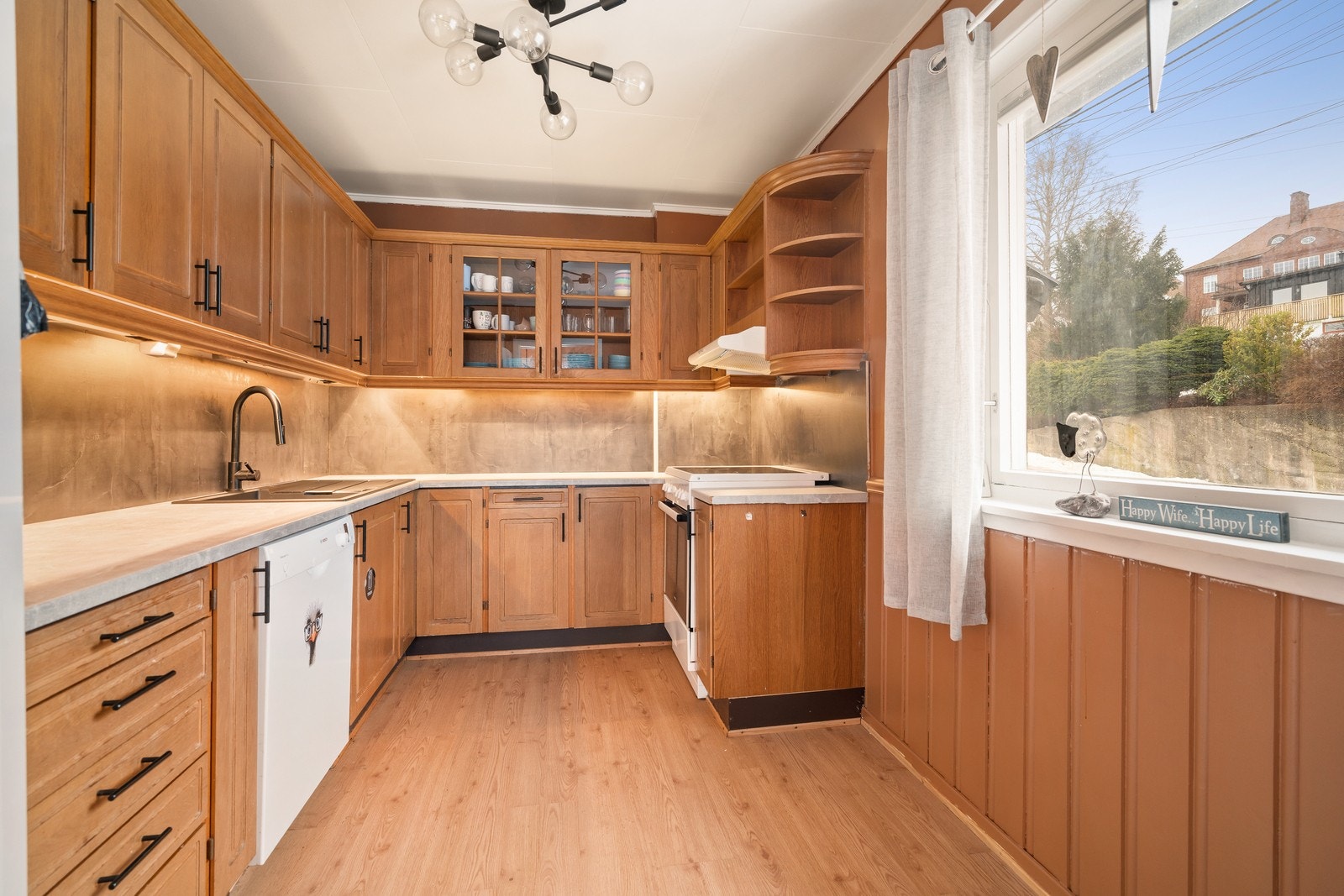 Kjøkkenet har en innredning med profilerte fronter og en benkeplate av laminat. Innredningen er av eldre dato. Galleribilde