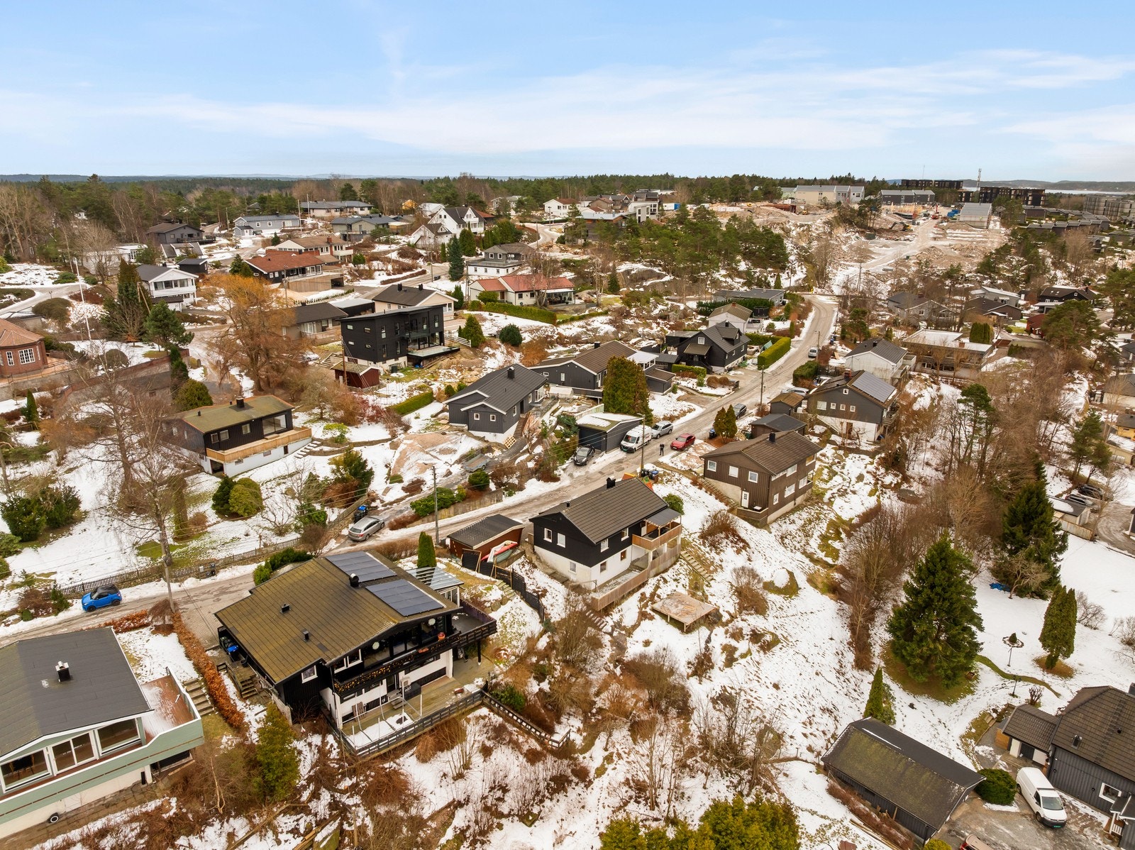 En familievennlig enebolig med stor hage og fine uteplasser. Galleribilde